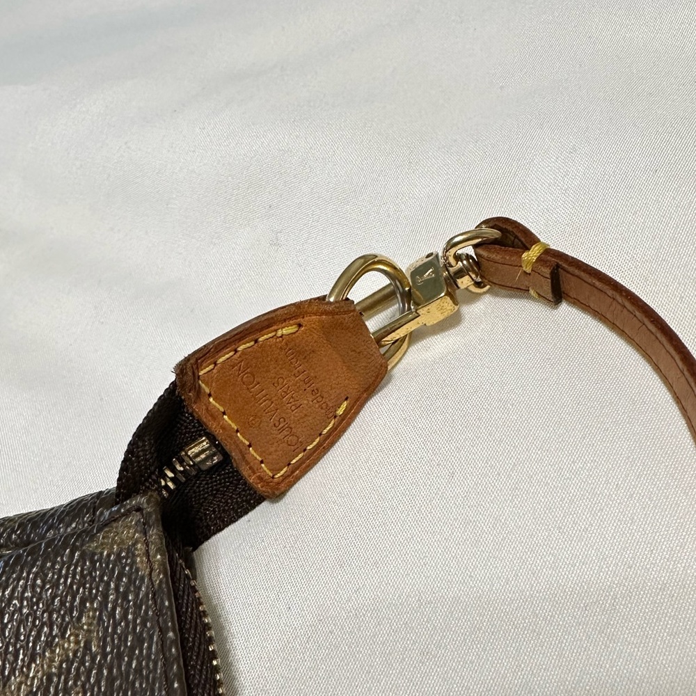 LOUIS VUITTON MONOGRAM CANVAS POCHETTE- Vintage Pre-loved - Authentic with tags - Picture 7 of 12
